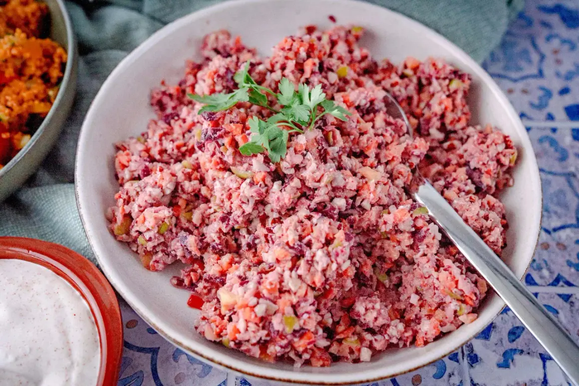 Bunter Karottensalat, frisch zubereitet im Thermomix, garniert mit Petersilie. Daneben eine Schale mit Dip.