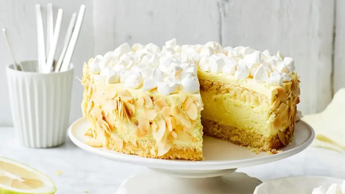 Ein köstliches Zitronentorte Rezept: saftiger Boden, cremige Füllung, Mandelsplitter und Baiserhaube. Perfekt für jeden Anlass!