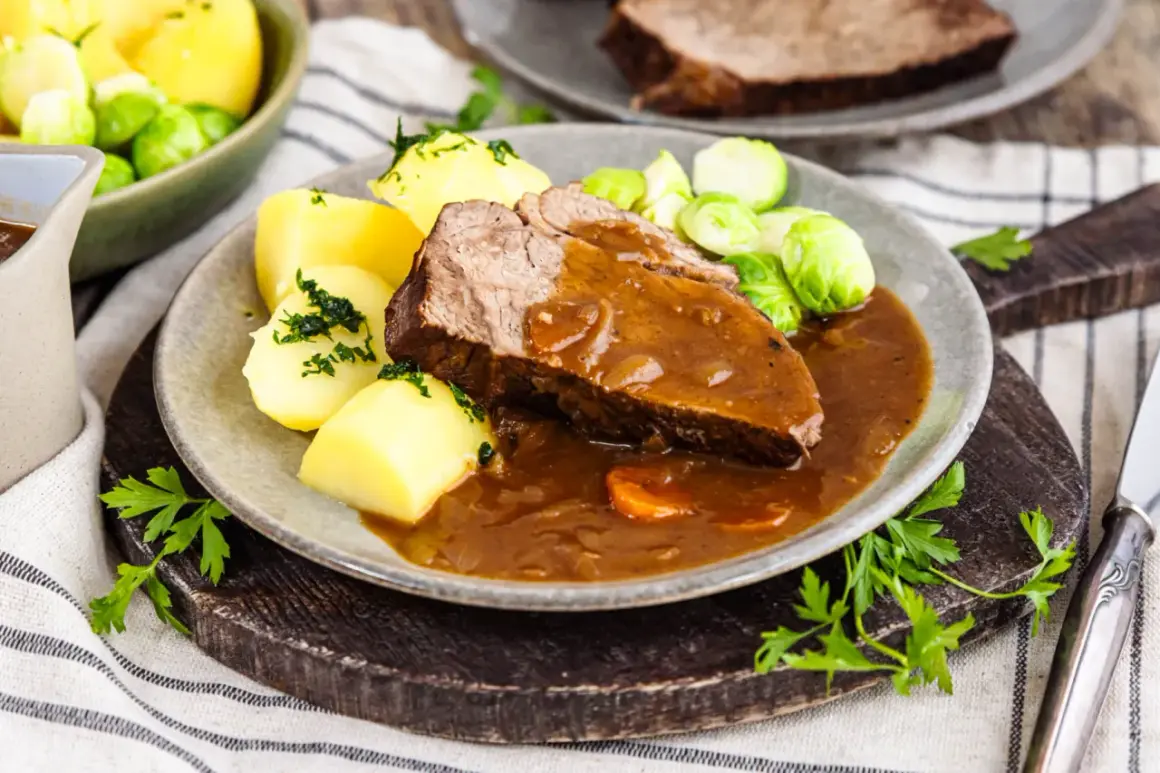 Saftige Rinderbrust mit Kartoffeln und Rosenkohl, serviert mit einer reichhaltigen Sauce. Ein köstliches rinderbrust rezept für jeden Anlass.