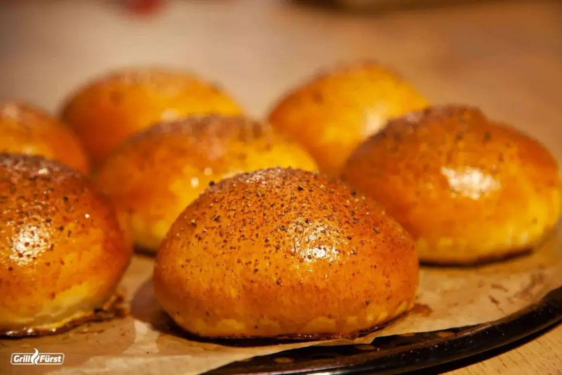 Frisch gebackene Burger-Buns, bereit, um den perfekten Burger selber machen zu können. Goldbraun und mit Sesam bestreut.