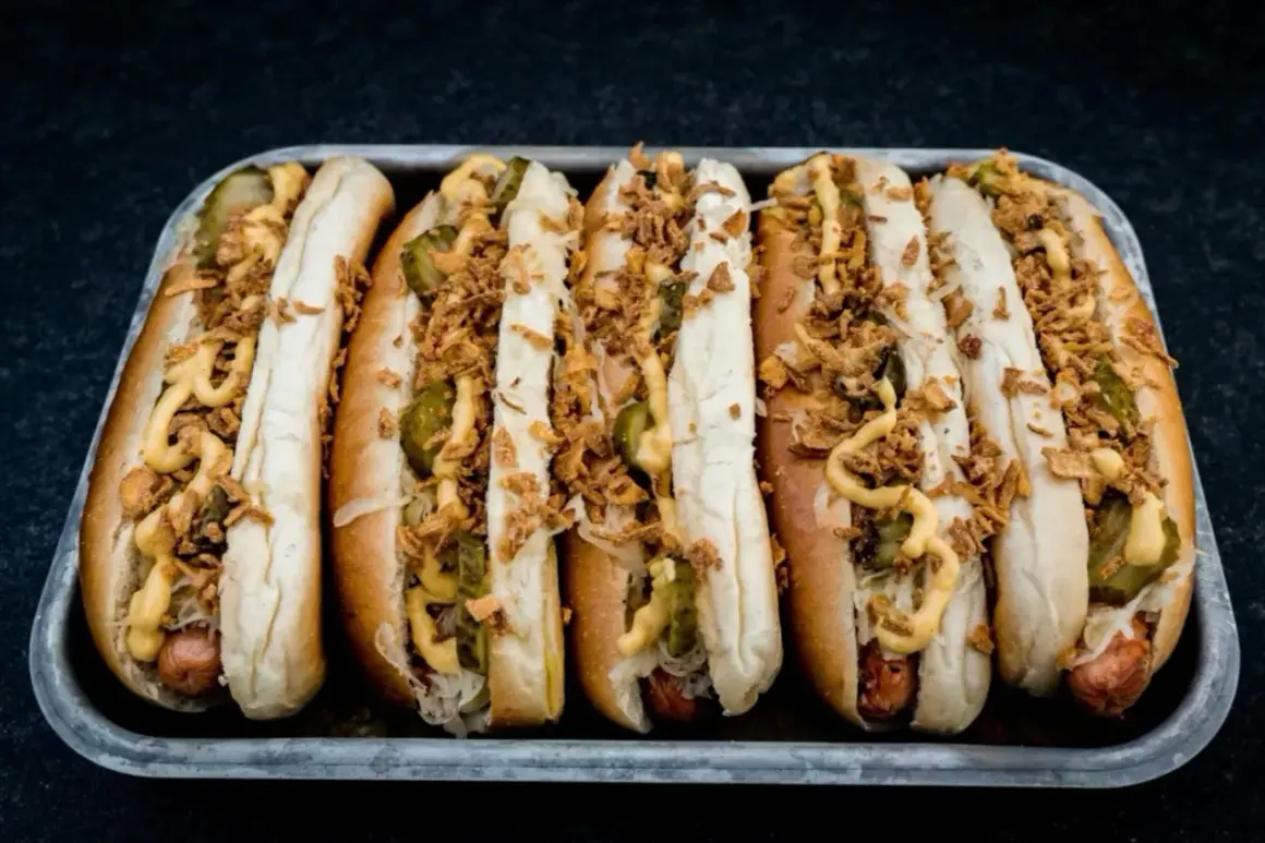 Sechs appetitliche Hotdogs mit Sauerkraut, Gurken, Senf und knusprigen Zwiebeln. Ein perfektes Hotdog Rezept für jeden Anlass.