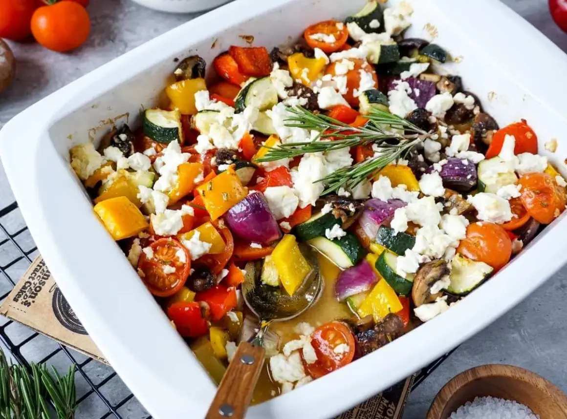 Buntes Ofengemüse mit Feta, perfekt für leichte Feta Rezepte. Zucchini, Paprika, Tomaten und Zwiebeln, mit Rosmarin verfeinert.