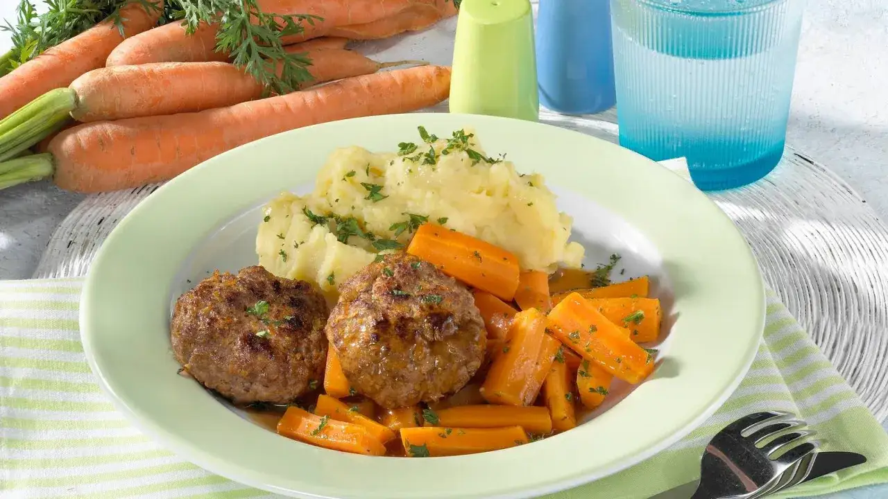 Herzhaftes Frikadellen Rezept mit Kartoffelpüree und glasierten Karotten. Ein Klassiker, der immer schmeckt!