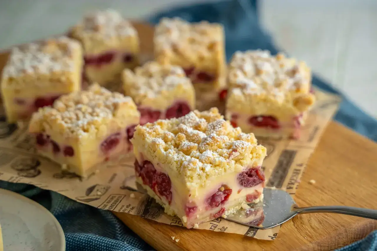Saftige Kirschen unter Streuseln – ein köstliches Kirschkuchen Rezept, das nach Sommer schmeckt.