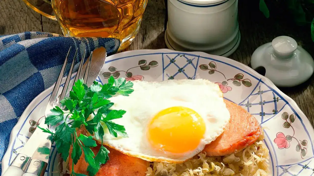 Herzhaftes Gericht mit Spiegelei, Fleisch und Sauerkraut. Ein klassisches Sauerkraut Rezept f&uuml;r Genie&szlig;er.
