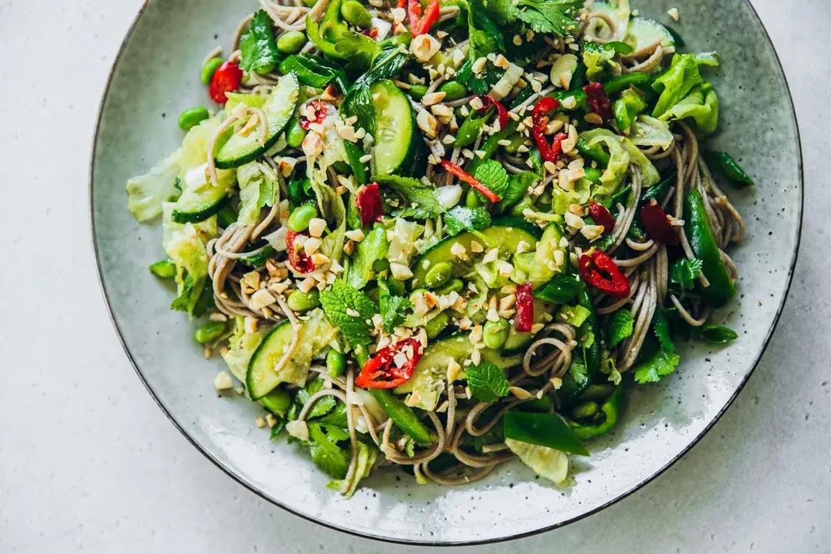 Frischer Mie Nudel Salat mit Gurken, Edamame, Chili und Erdnüssen. Ein leichter und würziger Genuss.