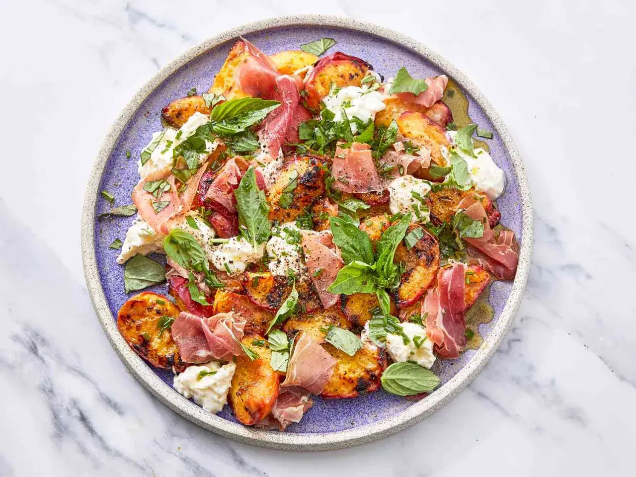 Gegrillte Pfirsiche mit Burrata, Prosciutto und Basilikum. Ein k&ouml;stliches Gericht, das perfekt zu sommer salat rezepte passt.