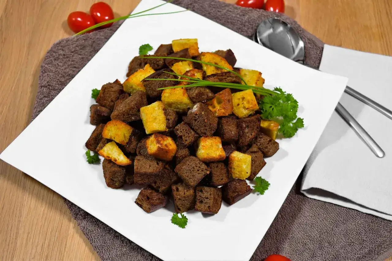 Knusprige Croutons, selbst gemacht aus dunklem und hellem Brot, garniert mit Petersilie und Schnittlauch. Perfekt f&uuml;r Suppen und Salate!