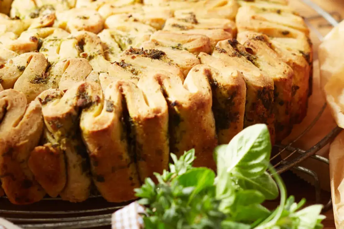 Ein goldbraunes Faltenbrot mit Kräutern, perfekt für ein leckeres Faltenbrot Rezept. Frisch gebacken und duftend.
