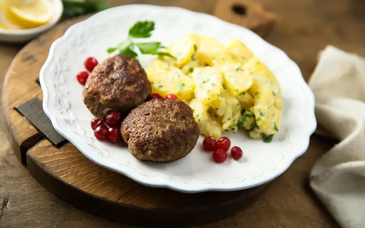 Zwei herzhafte Buletten mit Kartoffelsalat und Preiselbeeren. Ein klassisches Buletten Rezept, das immer schmeckt.