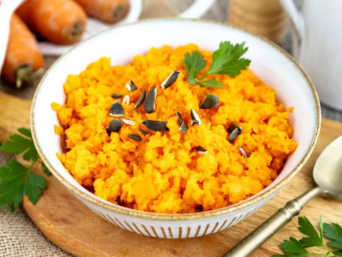 Frischer Karottensalat, zubereitet im Thermomix, garniert mit K&uuml;rbiskernen und Petersilie.