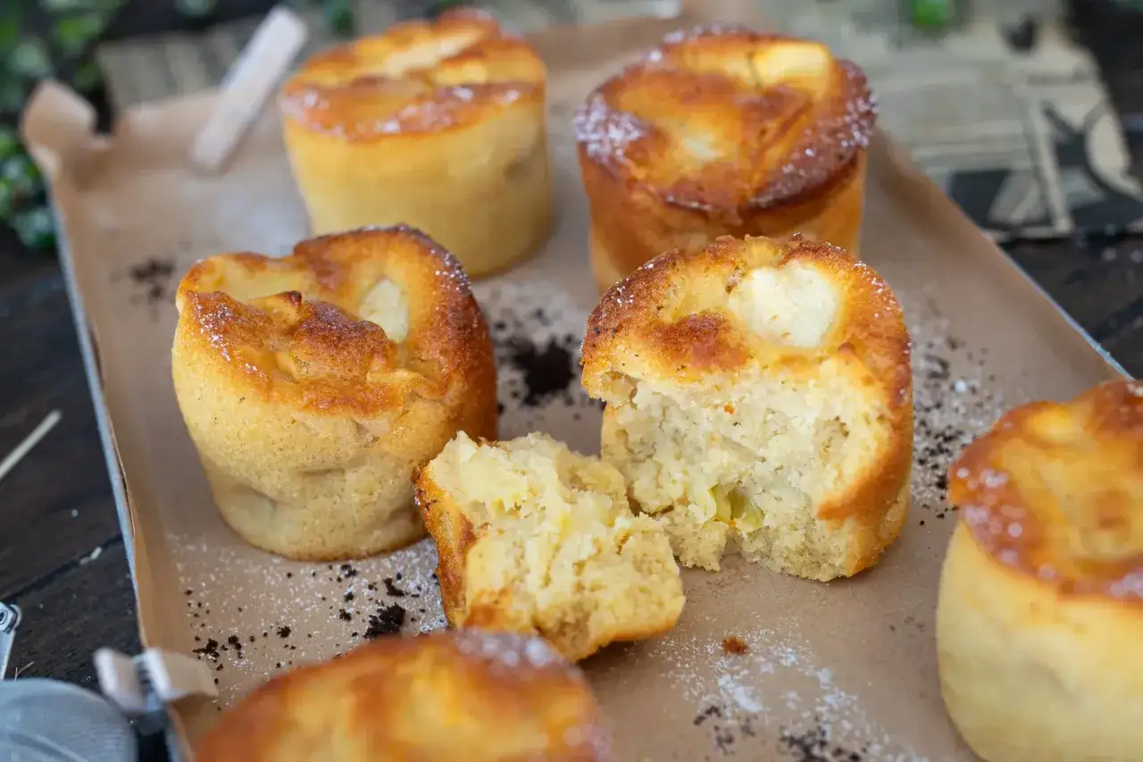 Saftige Apfelmuffins, frisch gebacken und mit Puderzucker bestäubt. Ein köstliches apfelmuffins rezept für jeden Anlass.