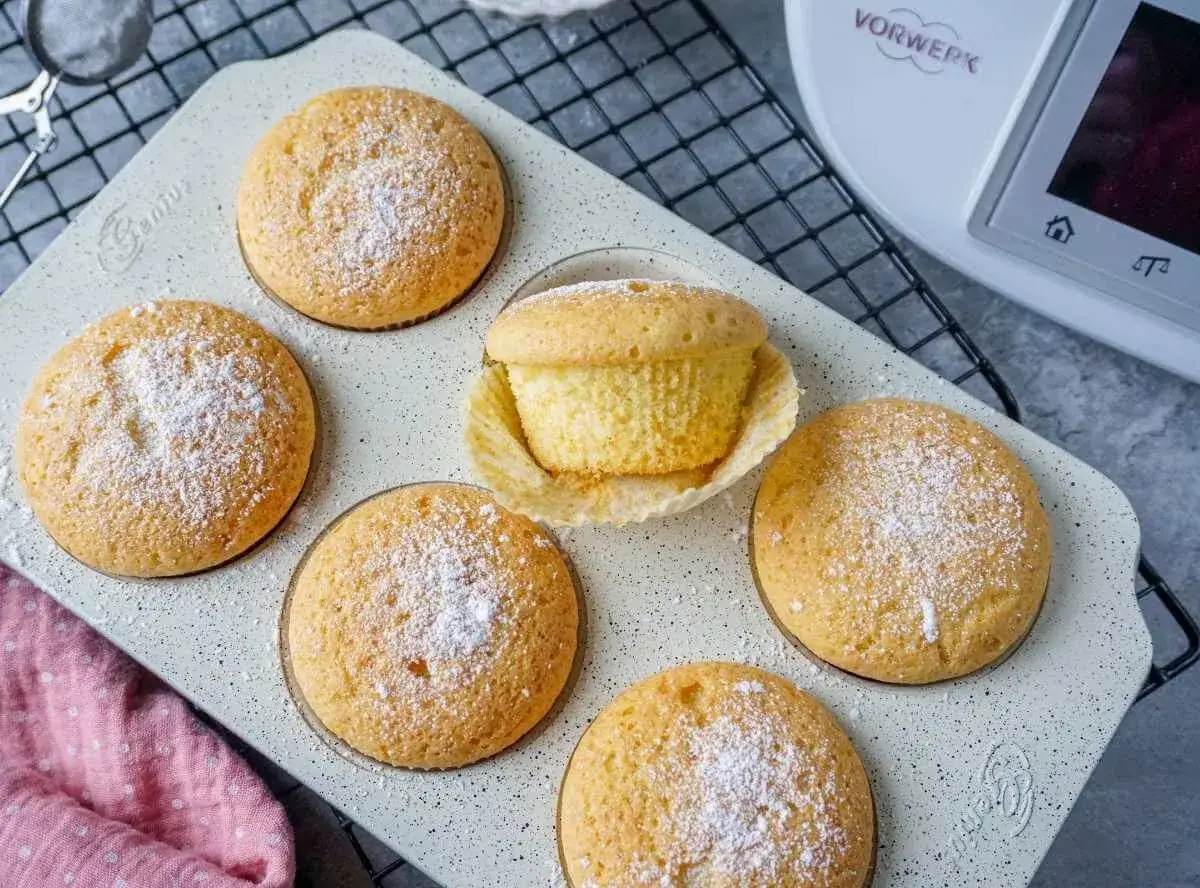 Lufterleichte Muffins, perfekt zubereitet mit dem Thermomix, best&auml;ubt mit Puderzucker.
