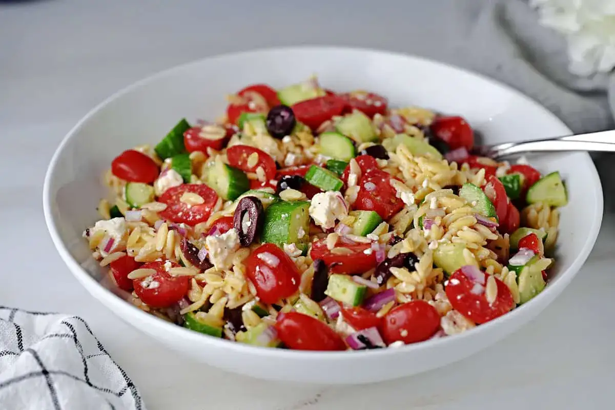 Ein frischer Risoni Salat mit Kirschtomaten, Gurken, Oliven und Feta. Perfekt für den Sommer!