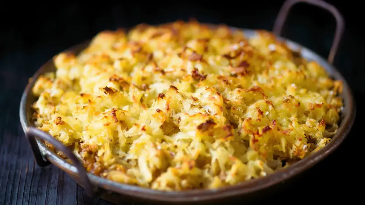Goldbraun gebackene kretanische Kartoffeln in einer Pfanne, knusprig und appetitlich.