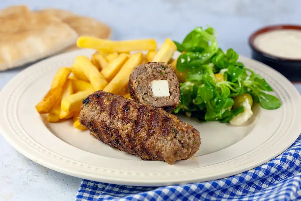 Gegrilltes Bifteki mit K&auml;sef&uuml;llung, dazu Pommes, Salat und Pitabrot. Ein leckeres Bifteki Rezept f&uuml;r Genie&szlig;er.