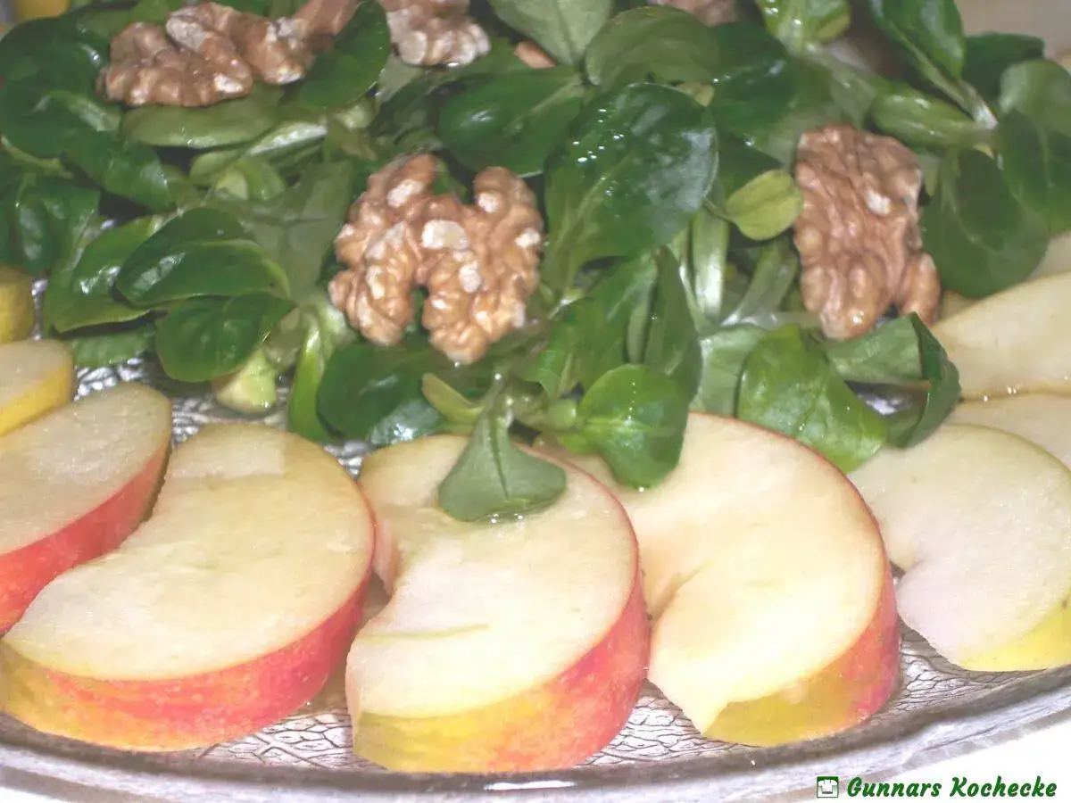 Feldsalat mit Äpfeln und Walnüssen, ein einfaches und leckeres Rezept für einen frischen Salat.