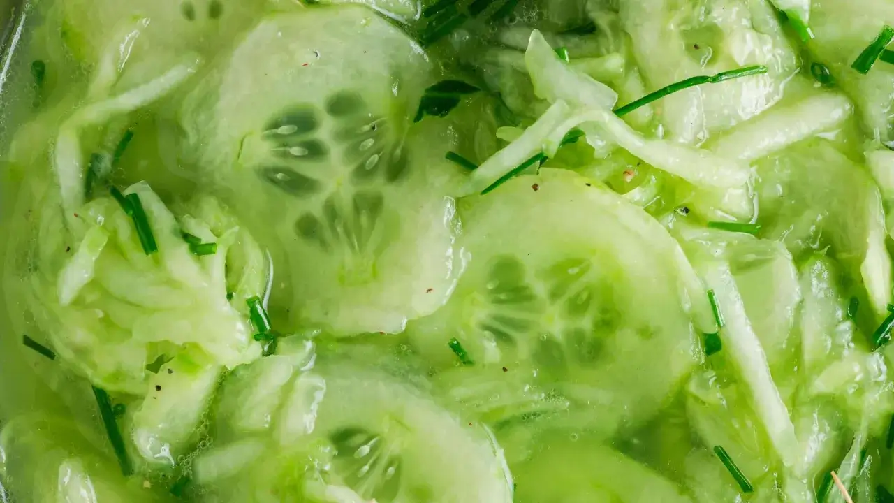 Omas Gurkensalat mit Essig, frisch und knackig, mit feinen Kräutern und einem Hauch von Pfeffer. Ein Klassiker, der immer schmeckt.