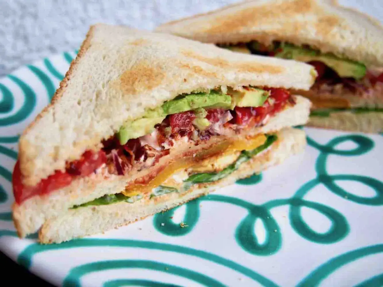 Ein saftiges Club Sandwich Rezept mit Avocado, Tomaten und Speck. Perfekt für einen herzhaften Genuss.