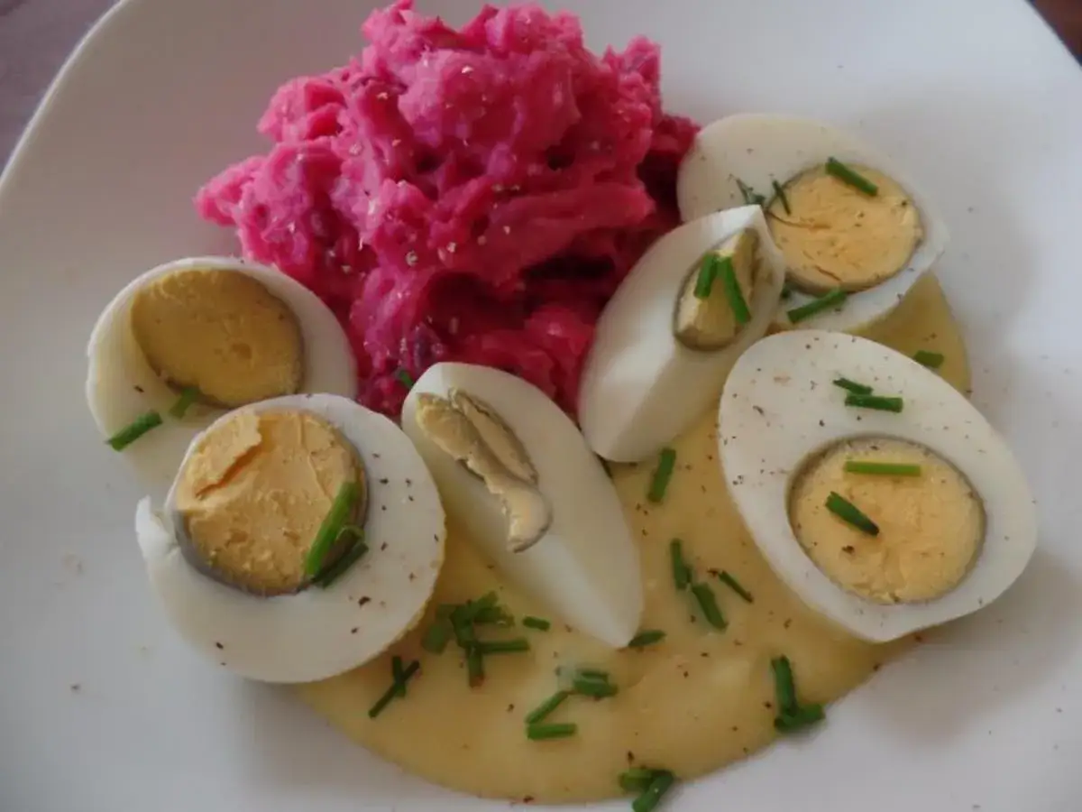 Rote Bete Rezepte: Ein Teller mit Rote Bete P&uuml;ree, garniert mit hartgekochten Eiern und Schnittlauch.
