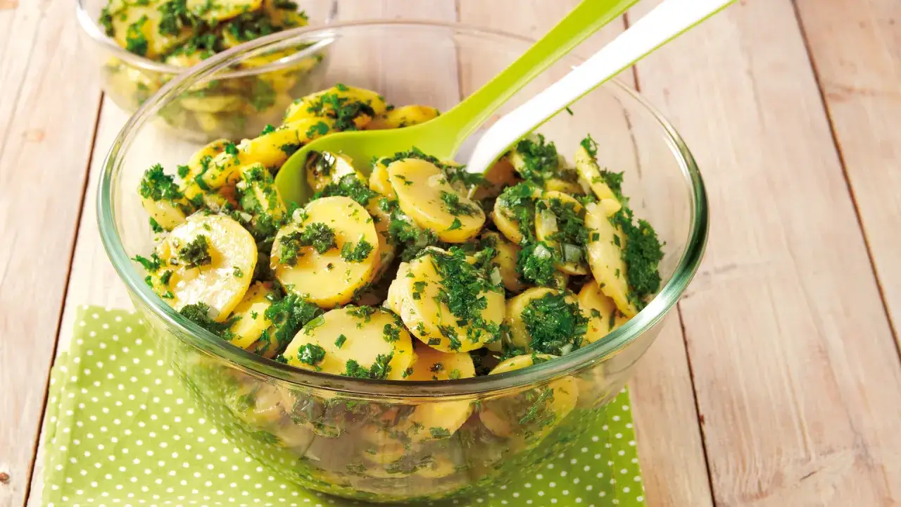 Ein köstlicher Kartoffelsalat, wie ihn Oma macht, mit frischer Petersilie und Zwiebeln. Perfekt für Omas Salate Rezepte.