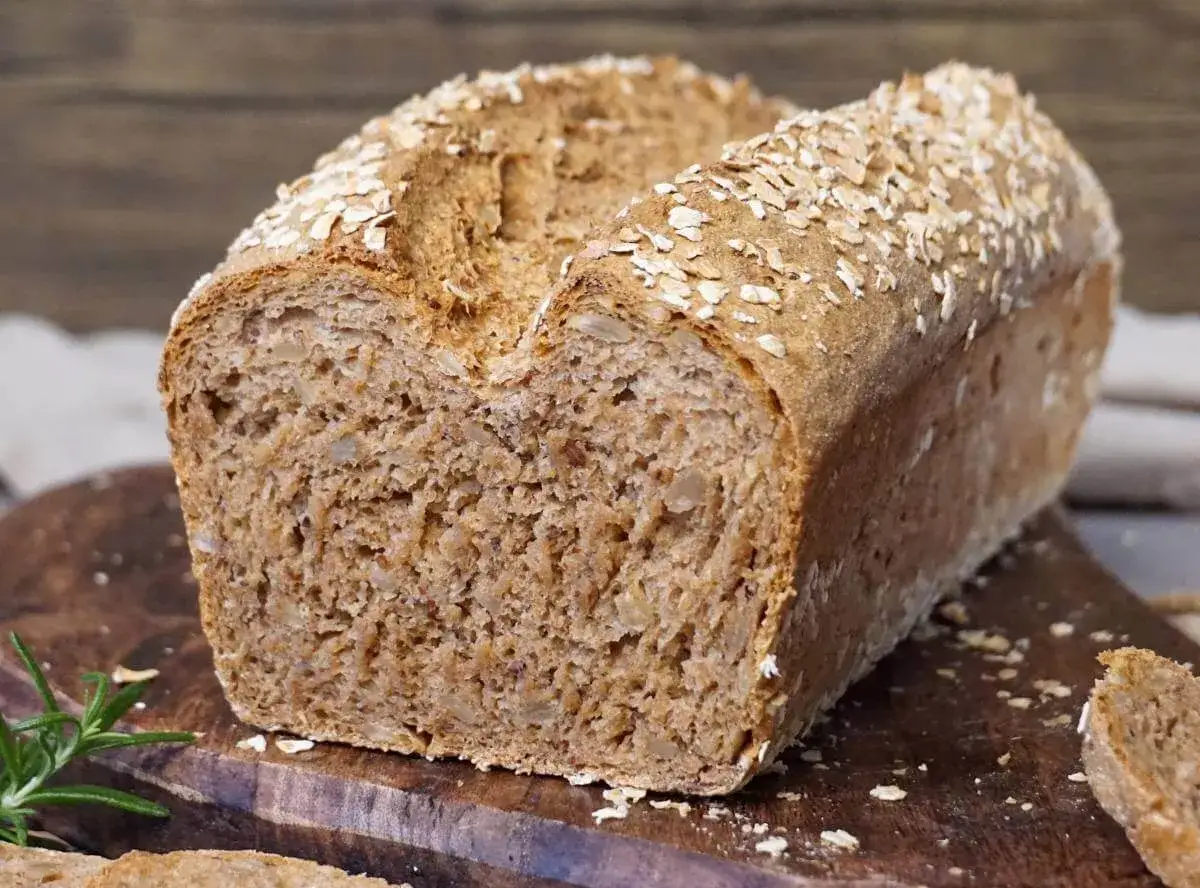 Frisch gebackenes Vollkornbrot mit Haferflocken bestreut, perfekt für ein gesundes Frühstück. Ein tolles vollkornbrot rezept!