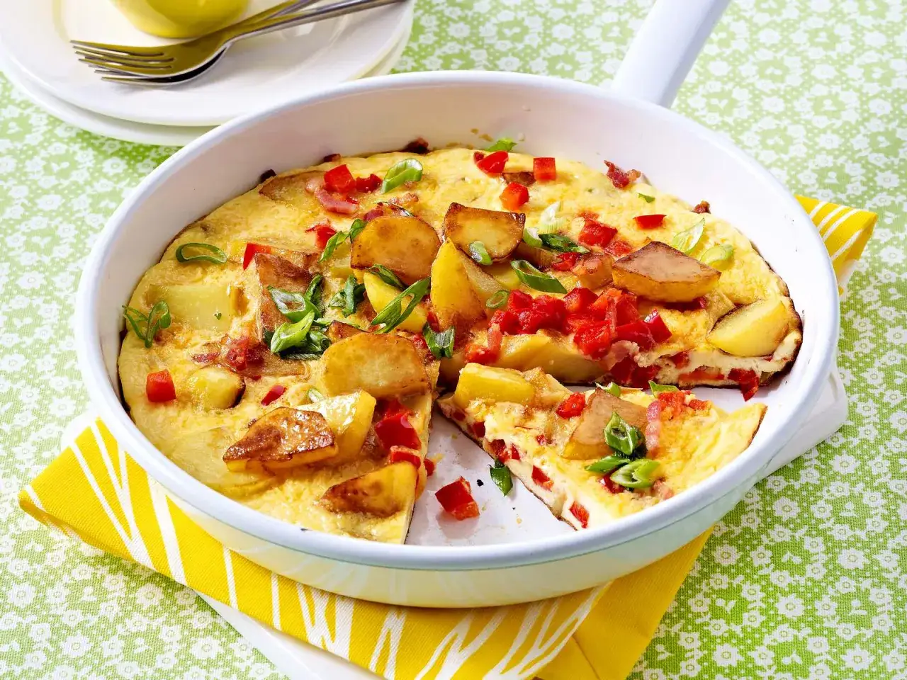 Herzhaftes Omelett mit Kartoffeln, Paprika und Speck. Ein tolles omelette rezept für jeden Anlass.