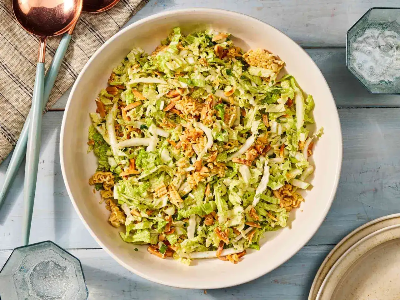 Ein knackiger Friss dich dumm Salat mit Chinakohl, Karotten und knusprigen Nudeln. Perfekt für jede Gelegenheit!