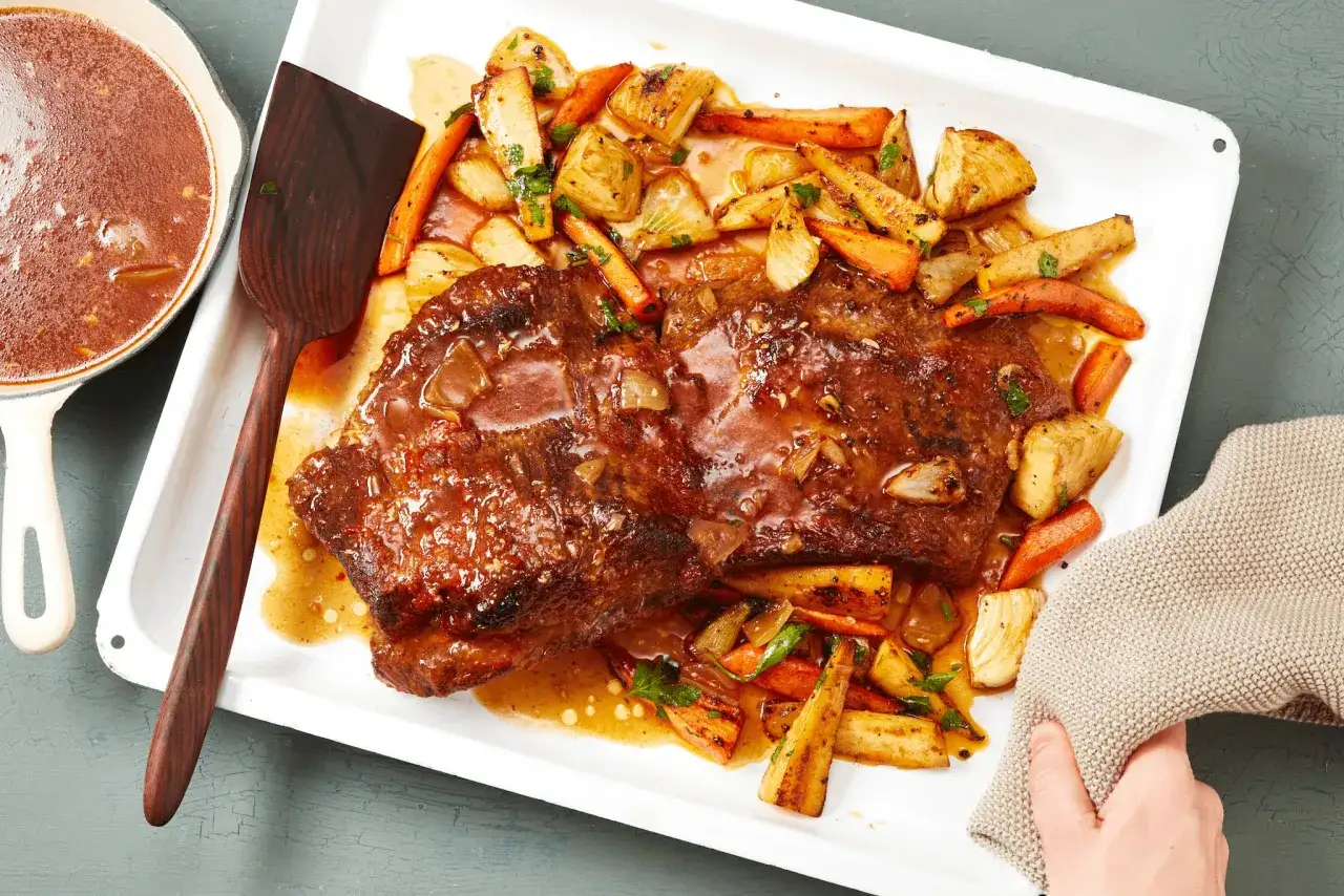 Herzhaftes Rinderbrust Rezept mit karamellisierten Wurzelgemüsen. Ein köstliches Gericht, das zum Genießen einlädt.