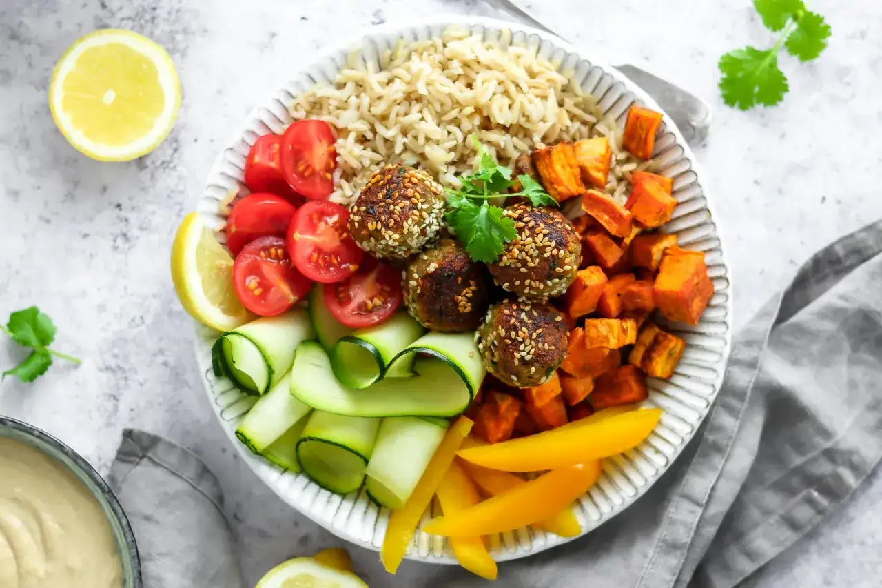 Herzhafte falafel bowl mit Reis, S&uuml;&szlig;kartoffeln, Tomaten, Gurken und gelber Paprika. Ein Genuss f&uuml;r Auge und Gaumen!