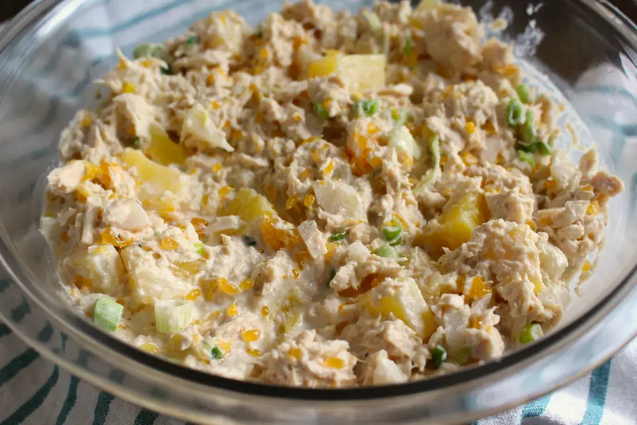 Cremiger Thunfischsalat mit Ananasst&uuml;cken und Fr&uuml;hlingszwiebeln, eine k&ouml;stliche Idee f&uuml;r Thunfisch Rezepte.