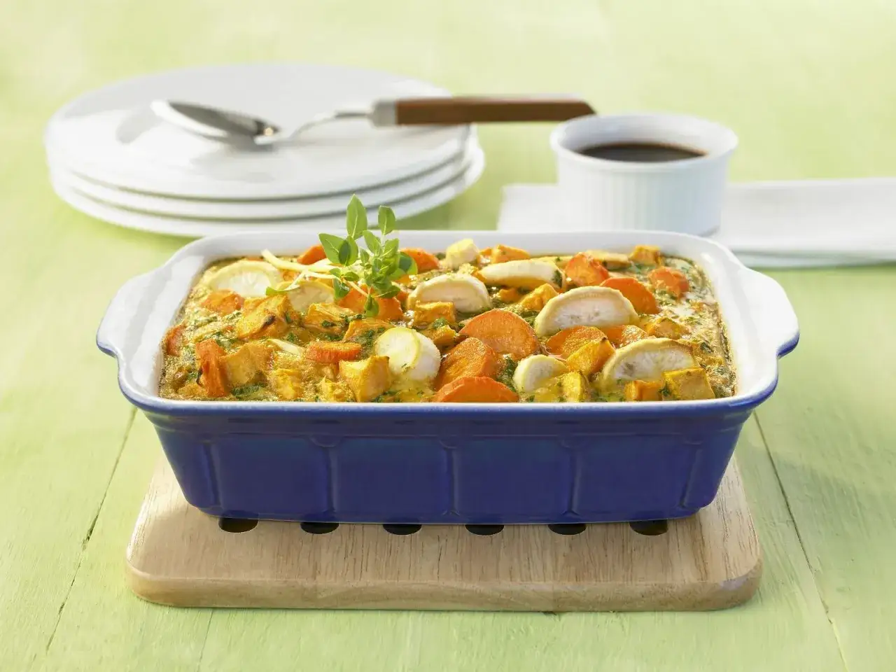 Herzhaftes Auflauf-Rezept mit Karotten und Wurzelgemüse in einer cremigen Sauce, garniert mit frischen Kräutern.