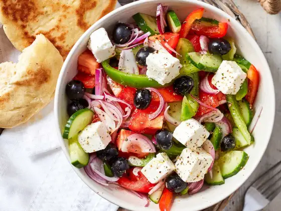 Griechischer Bauernsalat mit Feta - klassisch und aromatisch