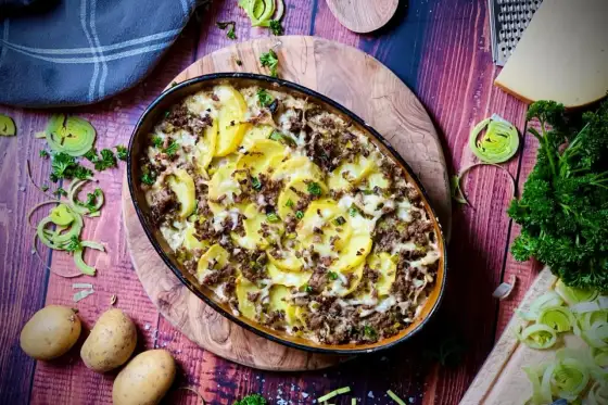 Kartoffelauflauf mit Hackfleisch saftig und goldbraun backen