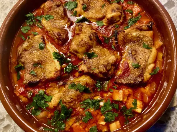 Saftiges pollo fino in einer würzigen Tomatensauce, garniert mit frischer Petersilie. Ein köstliches Gericht, das zum Genießen einlädt.