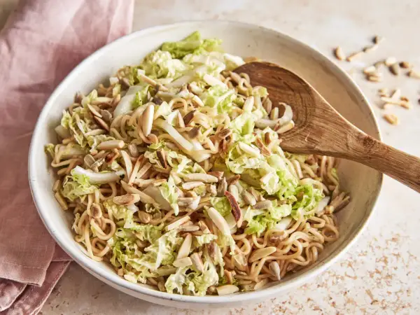 Ein köstlicher Nudelsalat mit Chinakohl und Mandelsplittern. Dieser yum yum salat ist perfekt für ein leichtes Mittagessen.