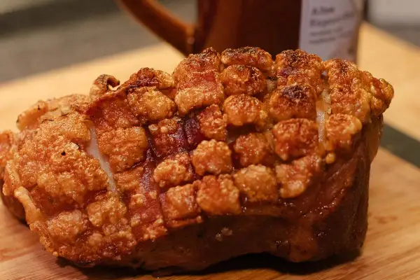 Knuspriger Schweinebraten mit perfekt gewürzter Kruste, bereit für ein köstliches Schweinebraten Rezept.