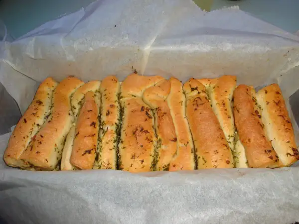 Ein frisch gebackenes Faltenbrot mit Kräutern, perfekt für ein leckeres Faltenbrot Rezept.