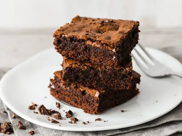 Gestapelte, saftige Brownies auf einem Teller, bereit zum Genießen. Ein perfektes brownie rezept für Schokoladenliebhaber.