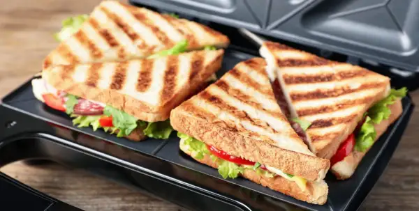 Get inspired by these delicious sandwich rezepte! Toasties mit Käse, Salami und Salat in einem Sandwichmaker.