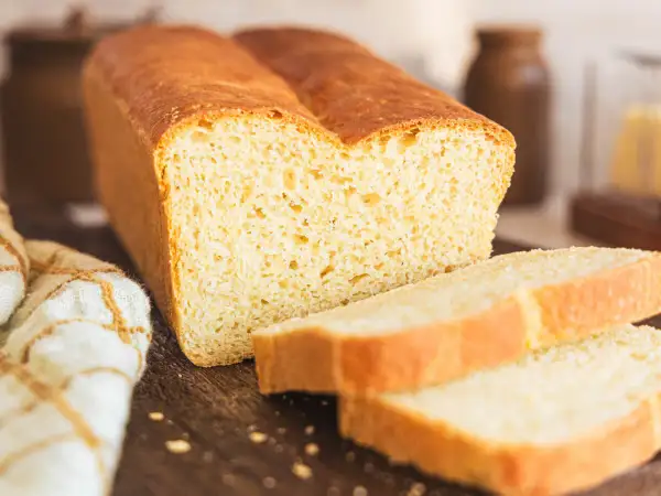 Frisch gebackenes Toastbrot, perfekt für Ihr nächstes Toastbrot Rezept. Goldbraune Kruste, weiche Krume.