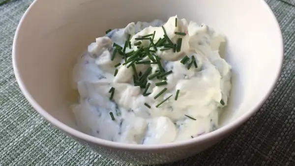 Cremiger Quark mit Kartoffelstückchen und frischem Schnittlauch garniert. Ein Klassiker: Kartoffeln mit Quark.
