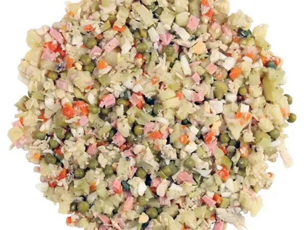 Ein Olivier Salat mit Kartoffeln, Erbsen, Karotten, Ei und Schinken. Perfekt für ein Picknick oder als Beilage.