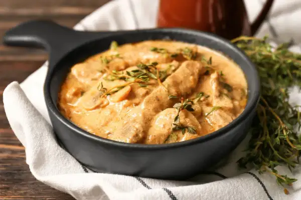 Cremiges Boeuf Stroganoff Rezept mit Pilzen und zarten Rinderstreifen, garniert mit frischem Thymian. Ein Klassiker, der immer schmeckt.